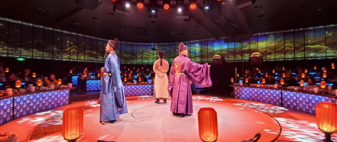 踏进梦华邢州，便跌入一场汉时月色与数字星辉交叠的梦。曲裾广袖的迎宾引路，现代光束