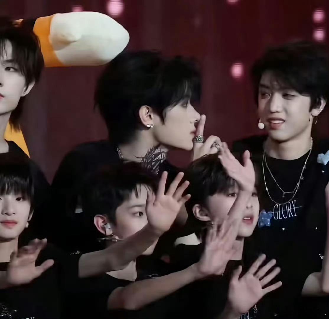 内娱就这么陪张峻豪胡闹 谁懂啊，看惊蛰无声海报直接脑补张峻豪嘘宇宙，内娱全员陪他