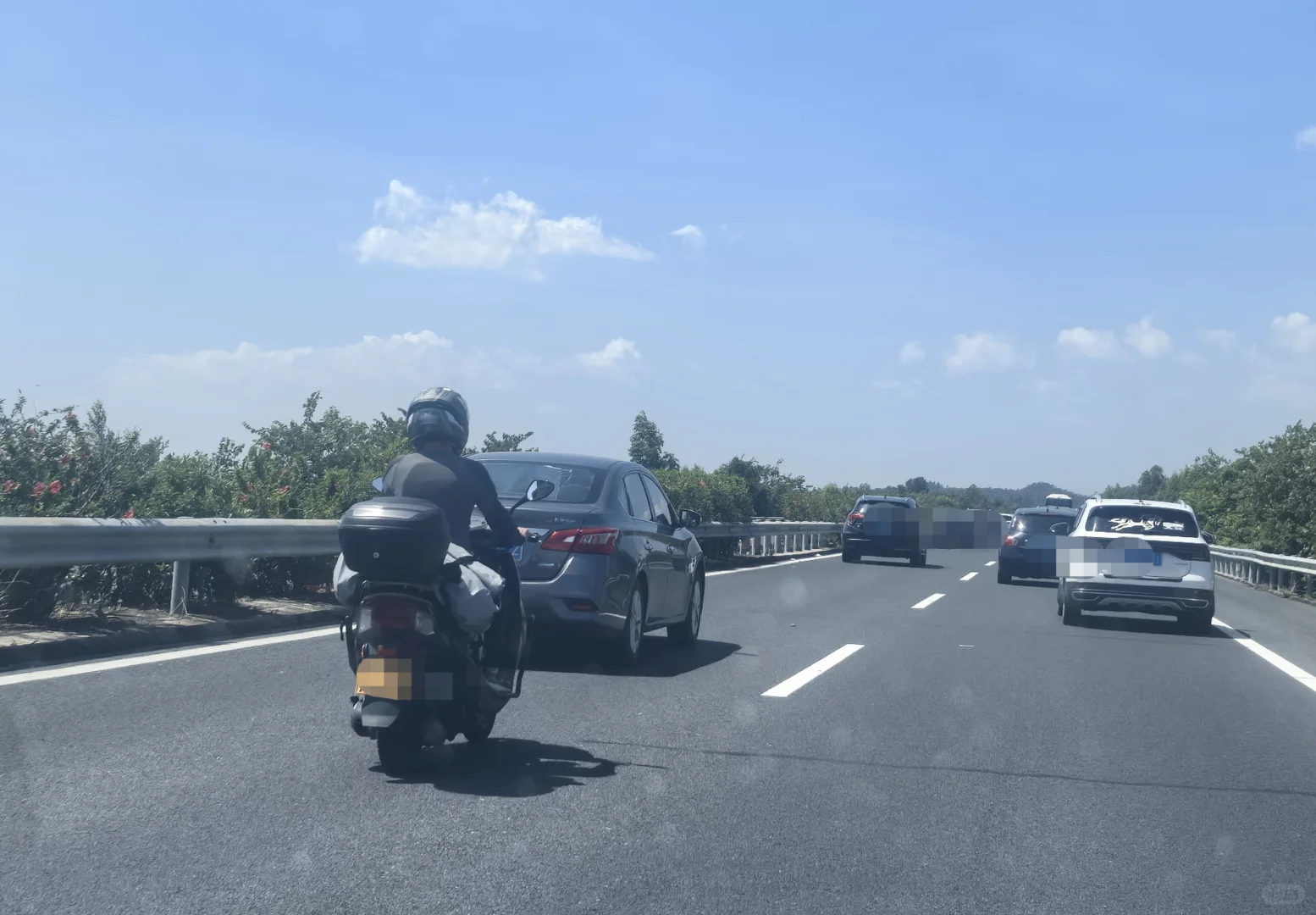 这么小的摩托车，你是怎么上的高速的？