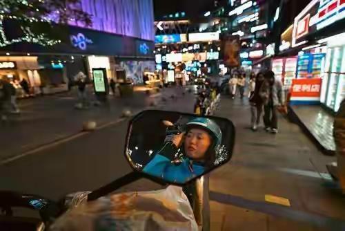 在我们兰州的街头巷尾，越来越多扎着利落马尾、裹着防风面罩的女性身影，正骑着电动车