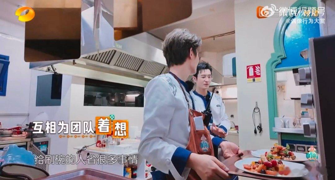 黄晓明是丁禹兮铁血猫塑中餐厅 黄晓明怕不是丁禹兮的“专属撸猫师”？捏脖子、捋呆毛