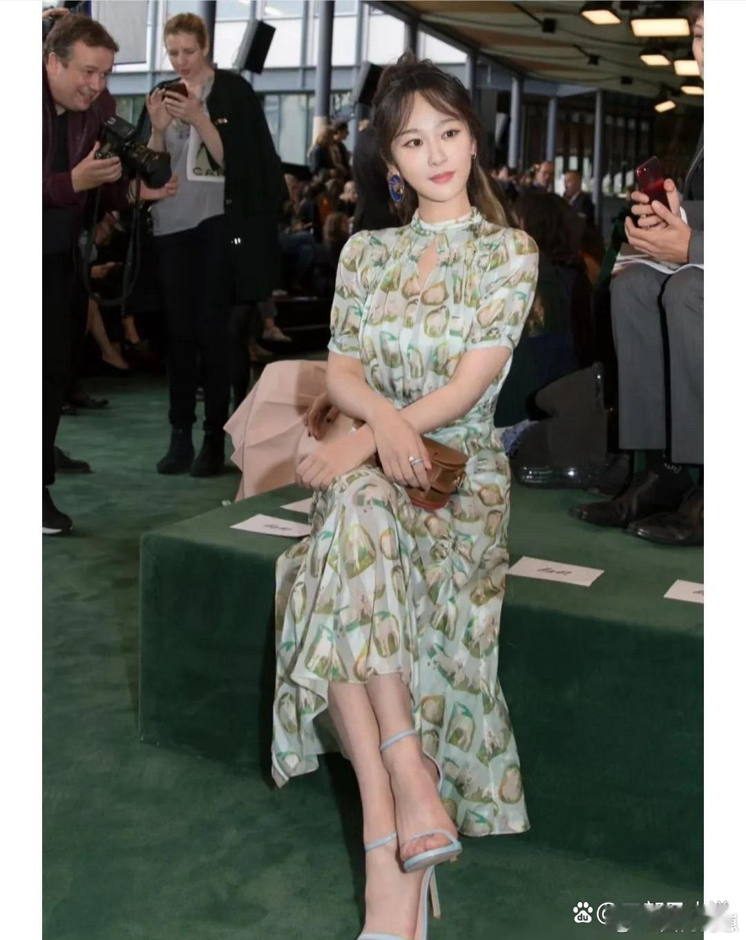 杨紫连脚趾都长得好整齐，细节里都是精致感～ 