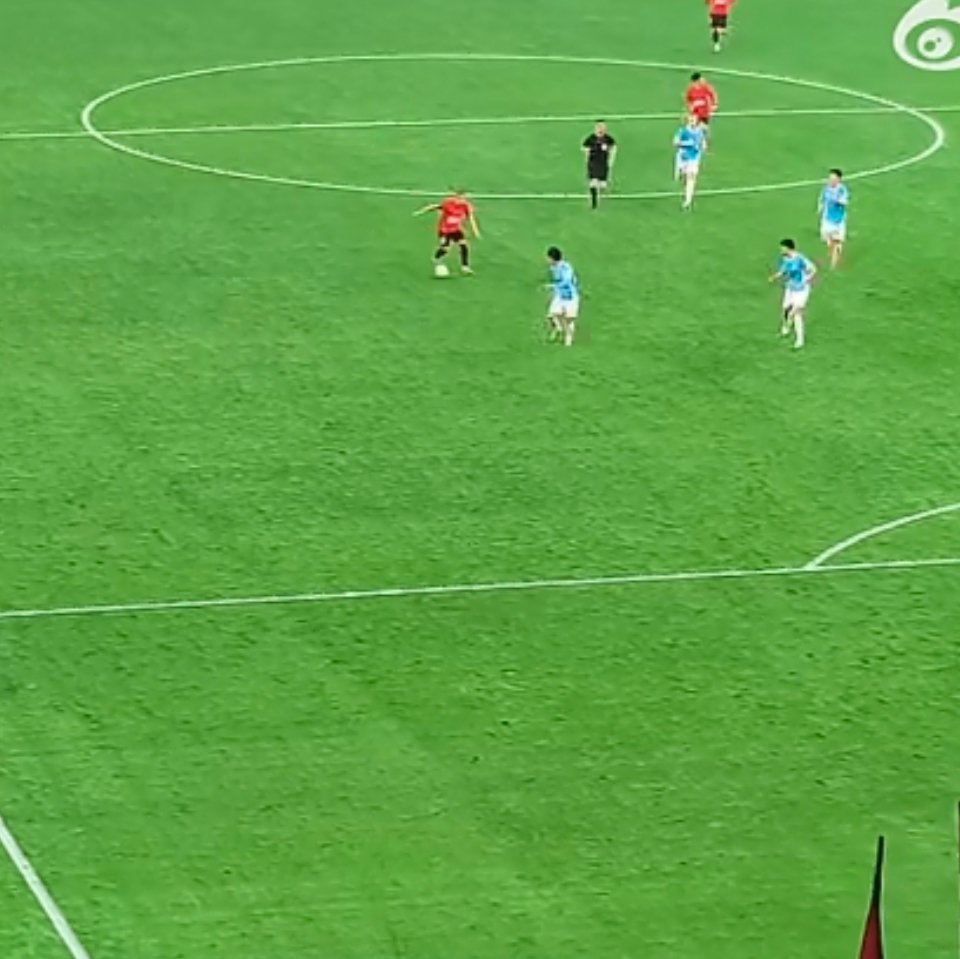 成都蓉城5-1大胜深圳新鹏城！韦林顿梅开二度，姜至鹏染红，开门红背后后防引忧成都