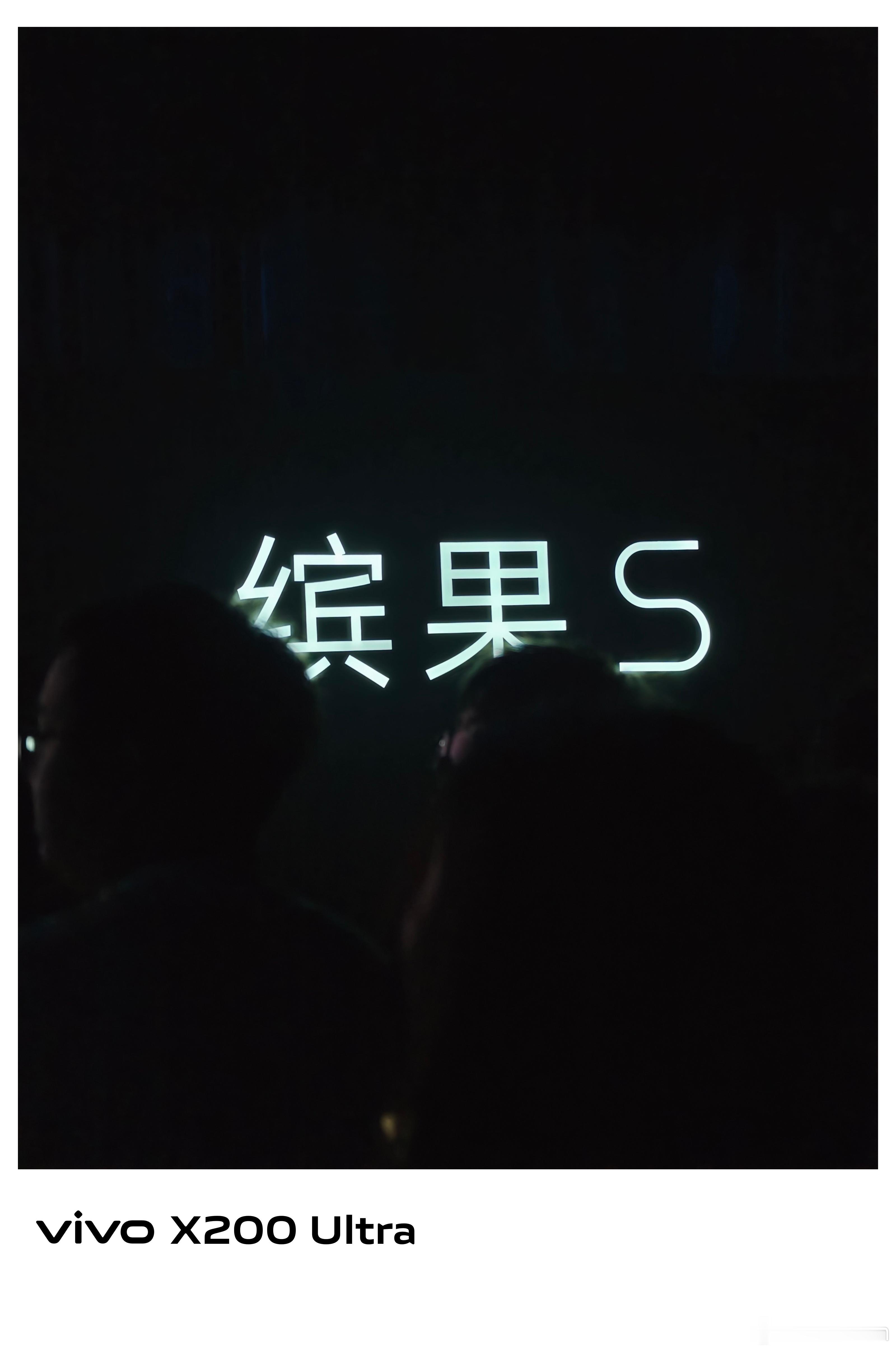 缤果S这次有四个颜色灰色，蓝色，紫色，白色都是低饱和度的色系都市小清新风格了你喜