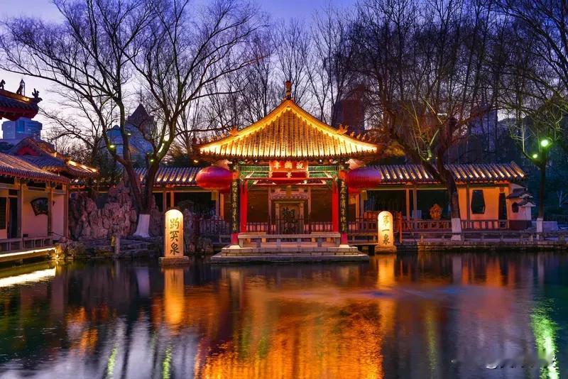 命里从未勾勒过的
一座陌生的城市
却又似曾相识的情愫
婉约词和趵突泉
老城和新人