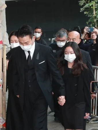 刘德华牵12岁女儿餐厅借厕所！贴心守在门口
