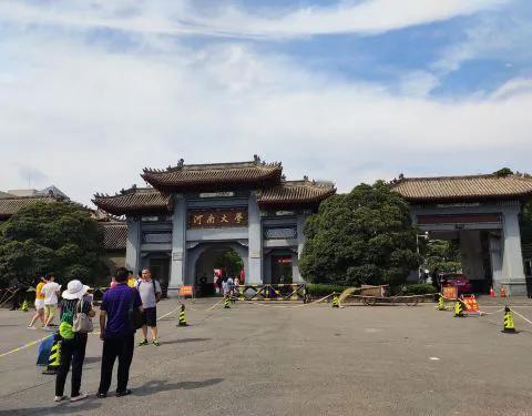 没脸见人了！昨天，我开车600公里带老丈人去河南大学景区玩，看了樱花，逛了东湖，