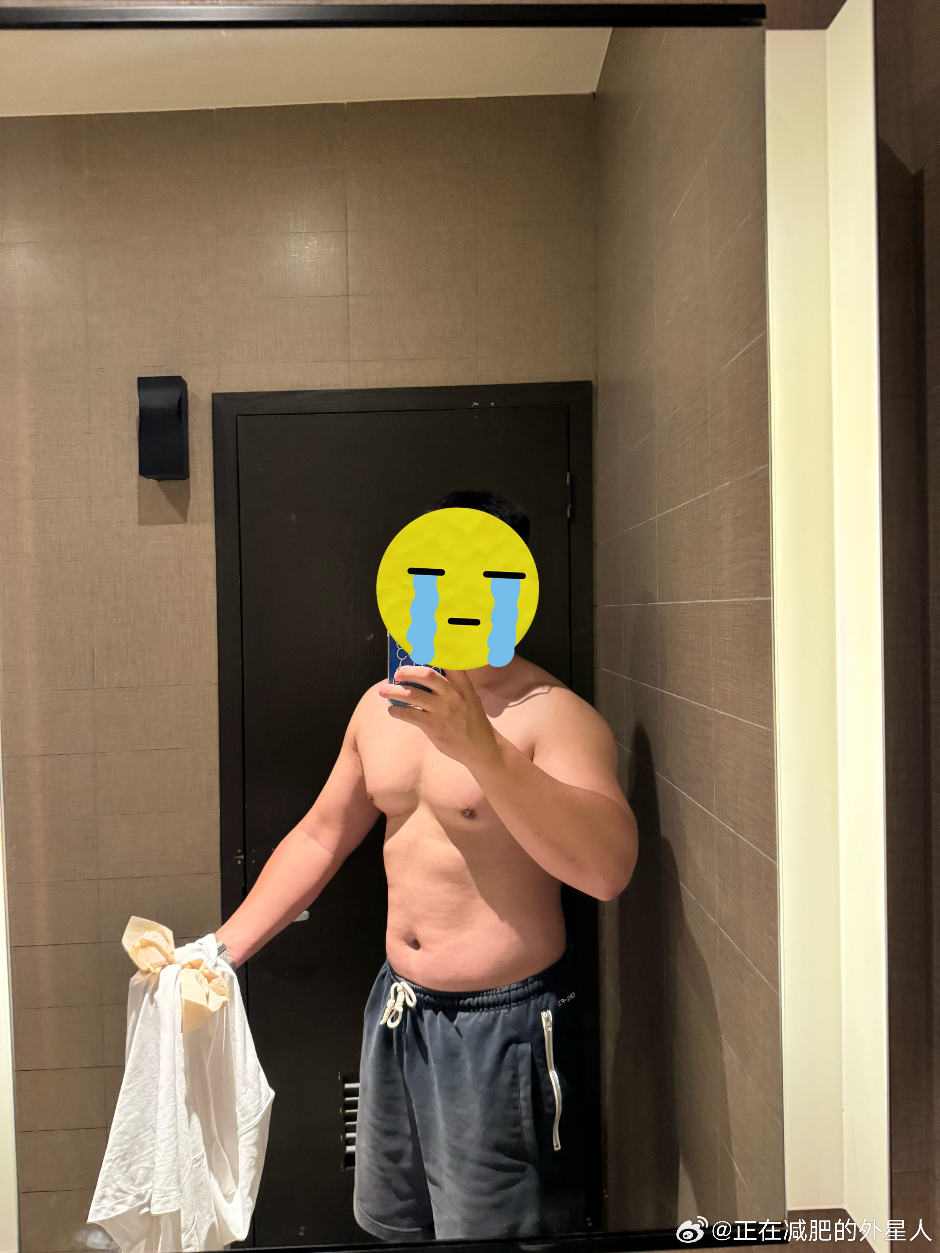 吃个粉崩上一滴油，想把衣服撕了。下午还要开会！！[呵呵] ​​​