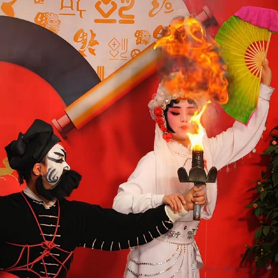 小时候看京剧艺术片《李慧娘》，里面有李慧娘吐火的镜头。如今在《主角》里，也有忆秦