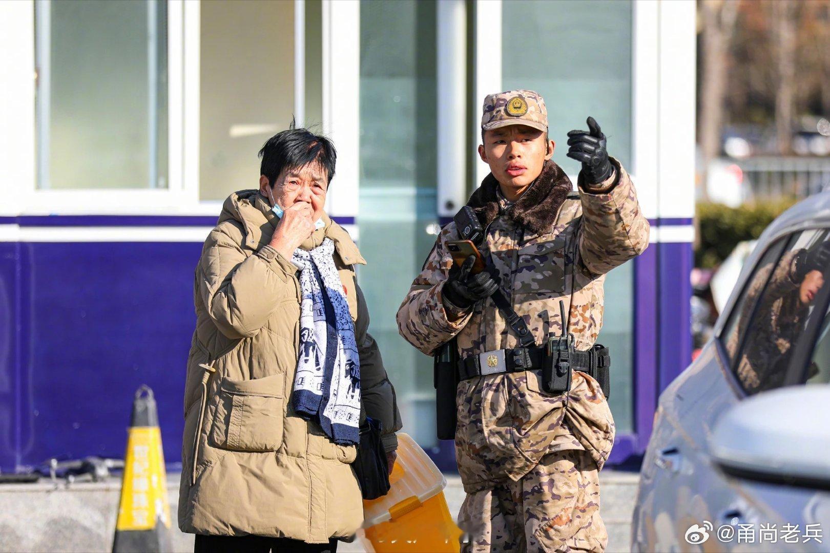 边关月  【强军早报 】军事早知道1、辞旧迎新之际，陆军某团组织官兵开展边防巡逻