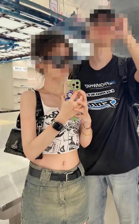  现在有人不断的深挖被救助女孩的各种信息，比如她穿名牌衣服，用新款苹果手机，爱旅