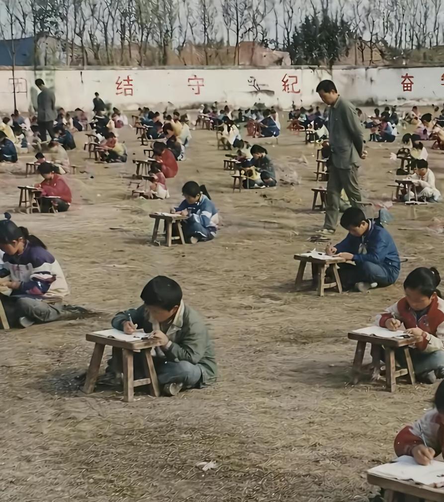 照片
70年代的的小学考试现场