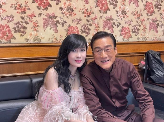 梁家辉周慧敏合照梁家辉周慧敏春晚后台合照 梁家辉、周慧敏春晚后台合照！ 