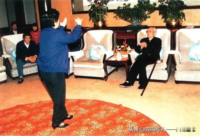 1991年2月在广州，郭兰英的一曲(南泥湾》唤起了王震对过去艰苦创业岁月的深情回