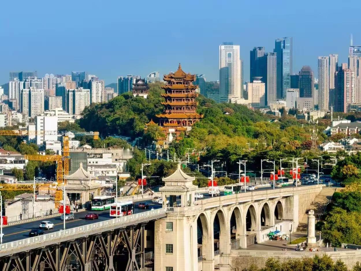 元旦的脚步渐近，江城武汉在两江交汇的水汽与灯火里，把一年的奔忙悄悄收拢成一份沉甸