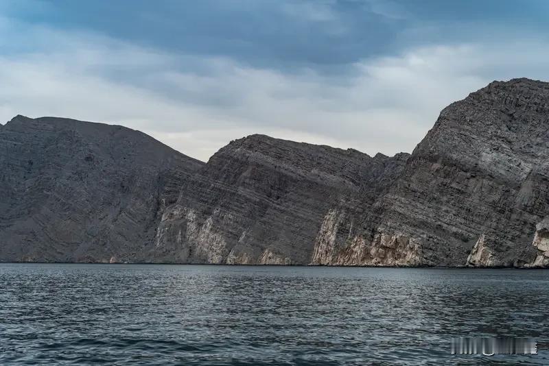 霍尔木兹海峡风云突变

【伊朗亮出“杀手锏”：只认“波斯湾”，过路费要里亚尔】