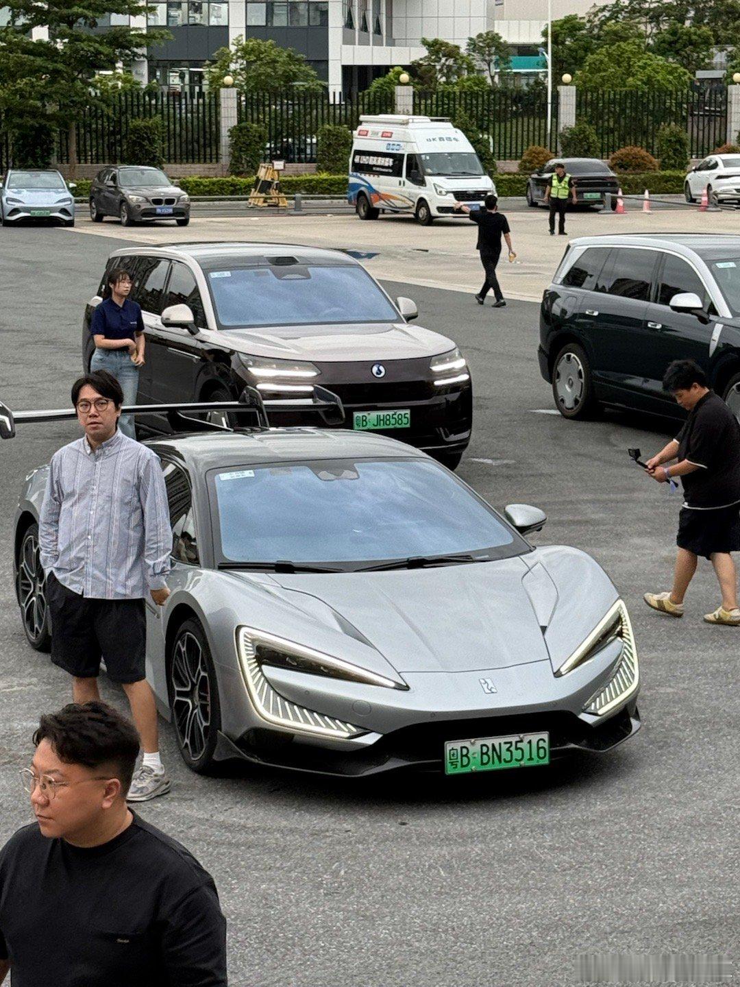 虽然，但是我感觉腾势Z更帅啊腾势