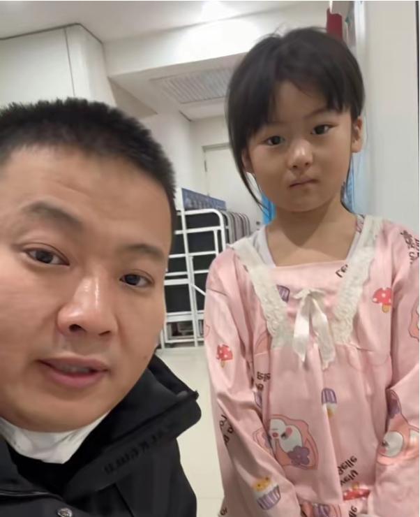 太心酸了！近日黑龙江，男子带老父亲到医院治疗，发现隔壁床有位男子住院治疗，竟然是