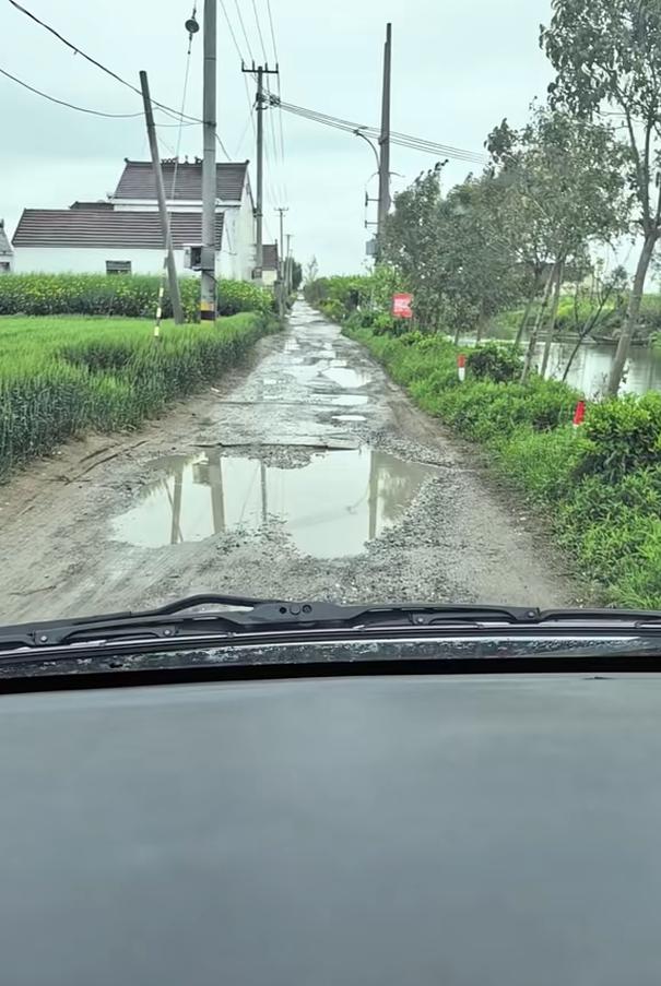 市民反映：盐城市射阳县桃园村的主线道路，一下雨就积水严重，道路坑洼、积水！
