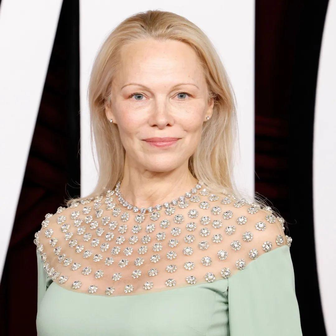 据报道，著名女演员潘梅拉 Pamela Anderson 和“连叔” Liam 