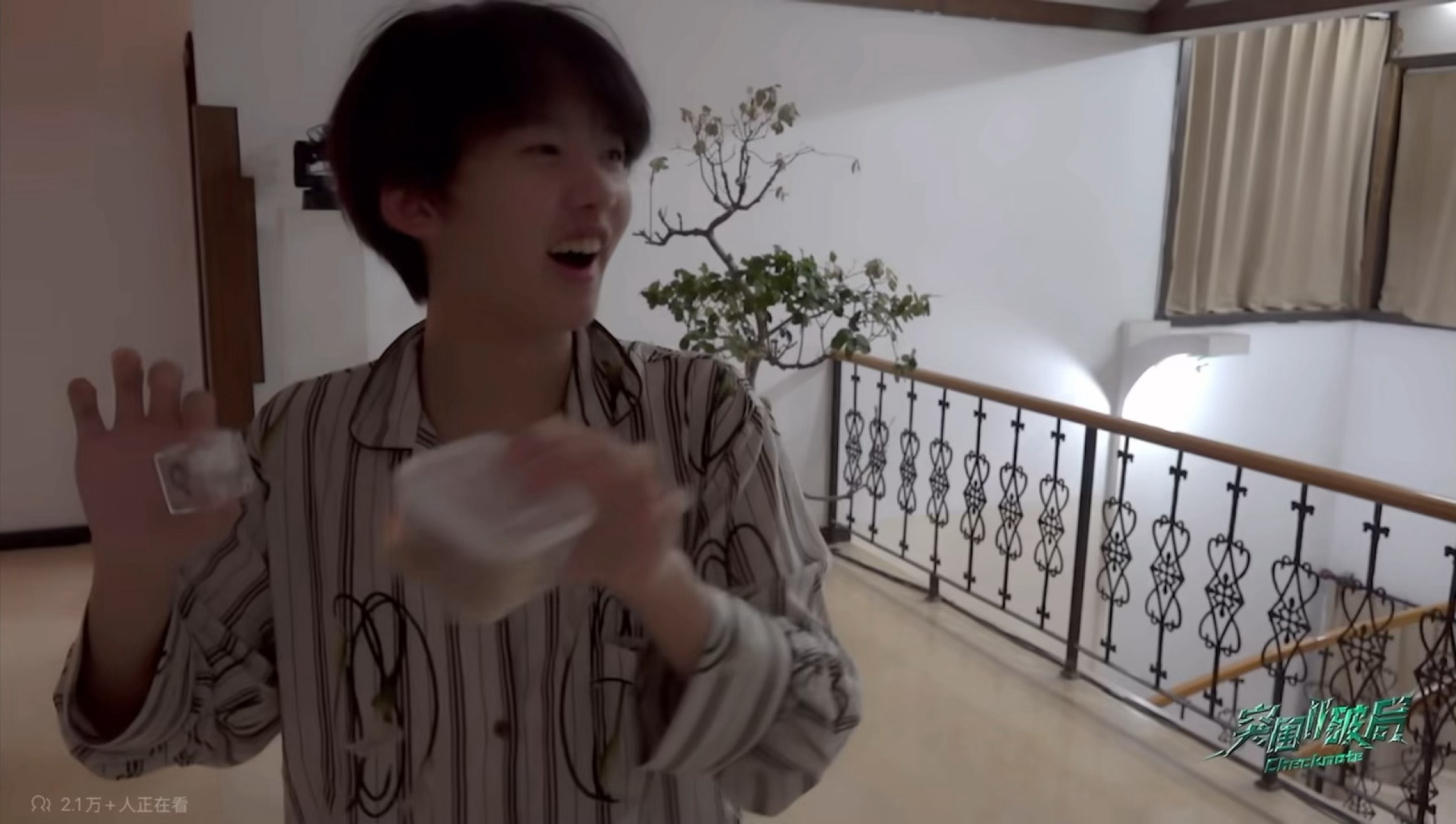 小男孩和小蜘蛛跟面包虫的珍贵合照🈶 