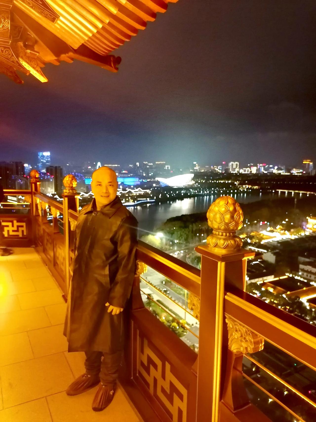 星光灿烂万佛塔，
登高远眺展金华。
灯火阑珊无穷处，
神州大地显春华。
🌷👍