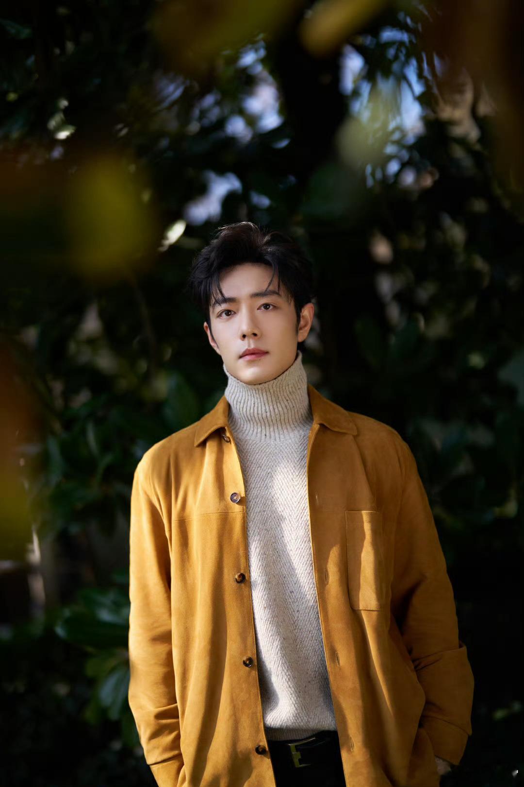 肖战秀场热到一直擦汗别人在秀场凹造型，肖战在秀场擦汗擦出圈。顶流用一张纸巾证明：