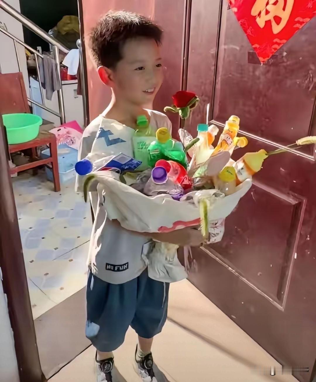 破防了！河南郑州，这个8岁男孩火了！他面对众多围观的大学生，勇敢的说出:“我妈妈