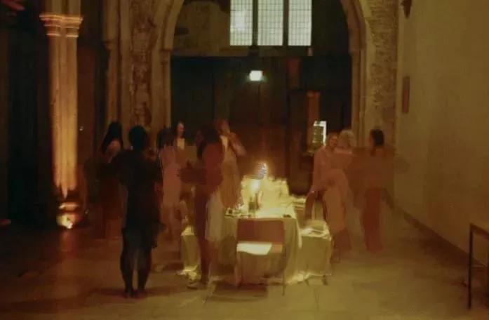 “辣眼睛！”2023年，美国纽约举办了一场特别的晚宴，要求参与者赤身裸体吃素食，