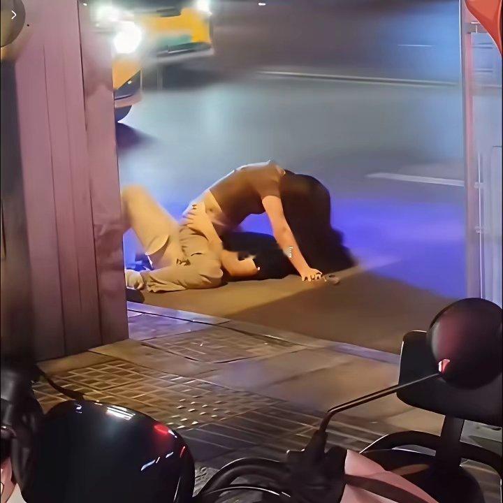 喝醉酒的女孩子，一个人在外面挺危险的，真的太心疼她了！！ 