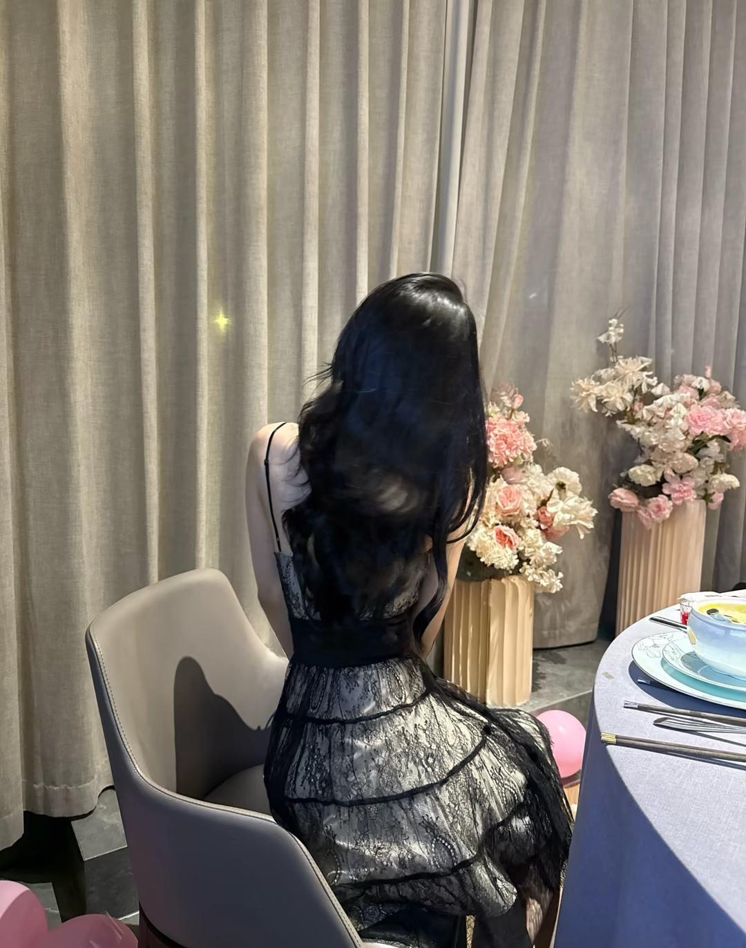 优雅黑裙，静享下午茶时光