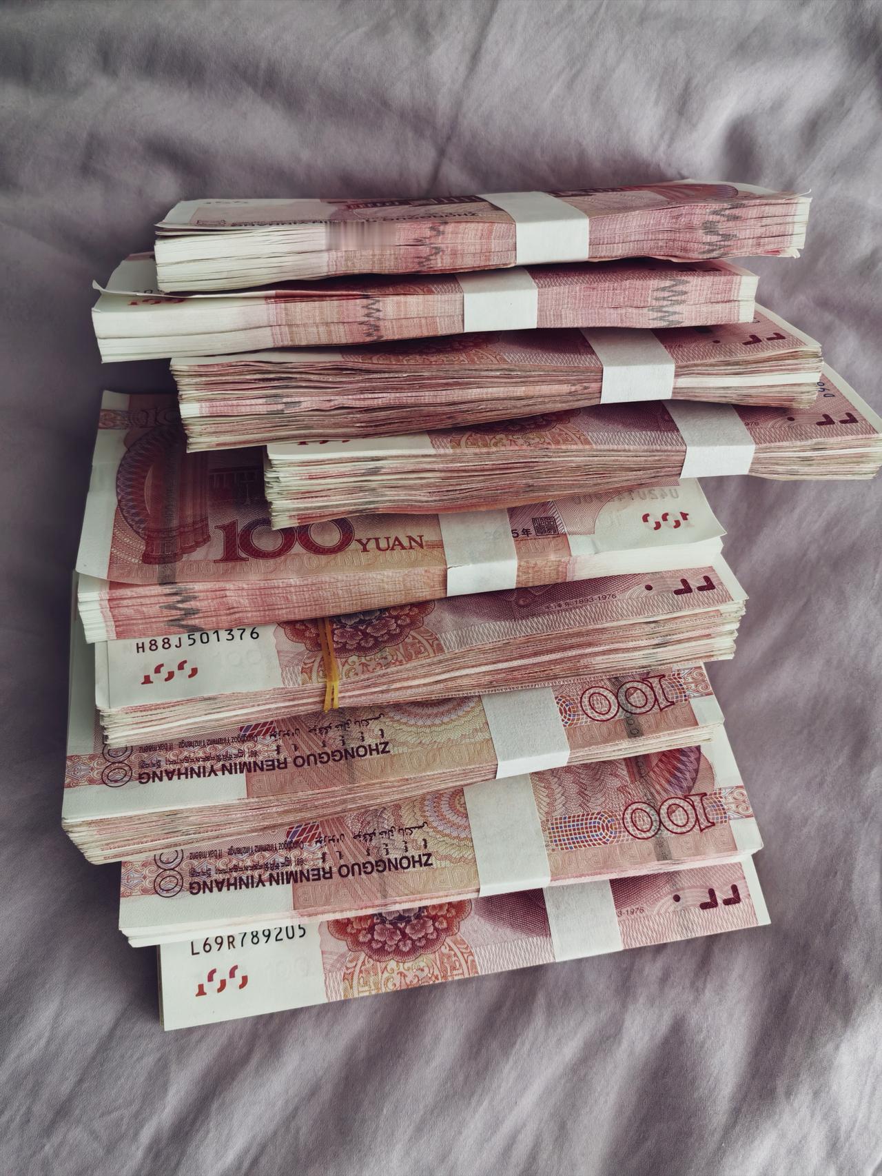 三个孩子两个大人
每月房贷9000
每月双方父母一边2000共4000
剩下的就