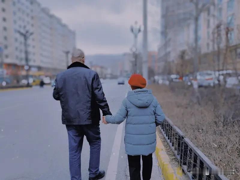 钱真是个奇妙玩意儿！它是照妖镜，借钱便知谁真心；也是放大器，能让本性尽显。赚钱是