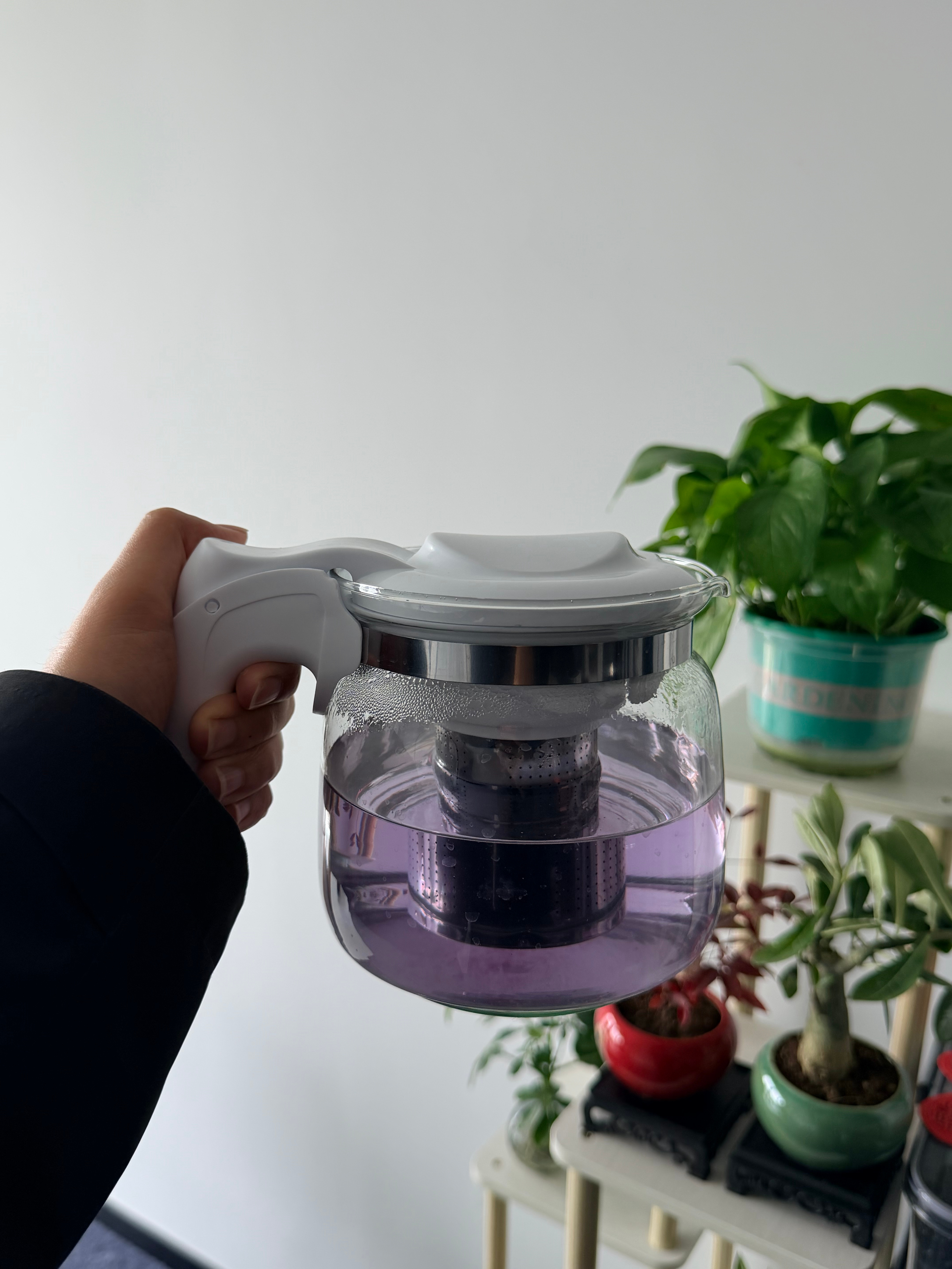 到工作室咯，先泡壶枸杞水补补隔壁新公司真牛掰啊！门还没装上呢，空调猛猛开，现在走