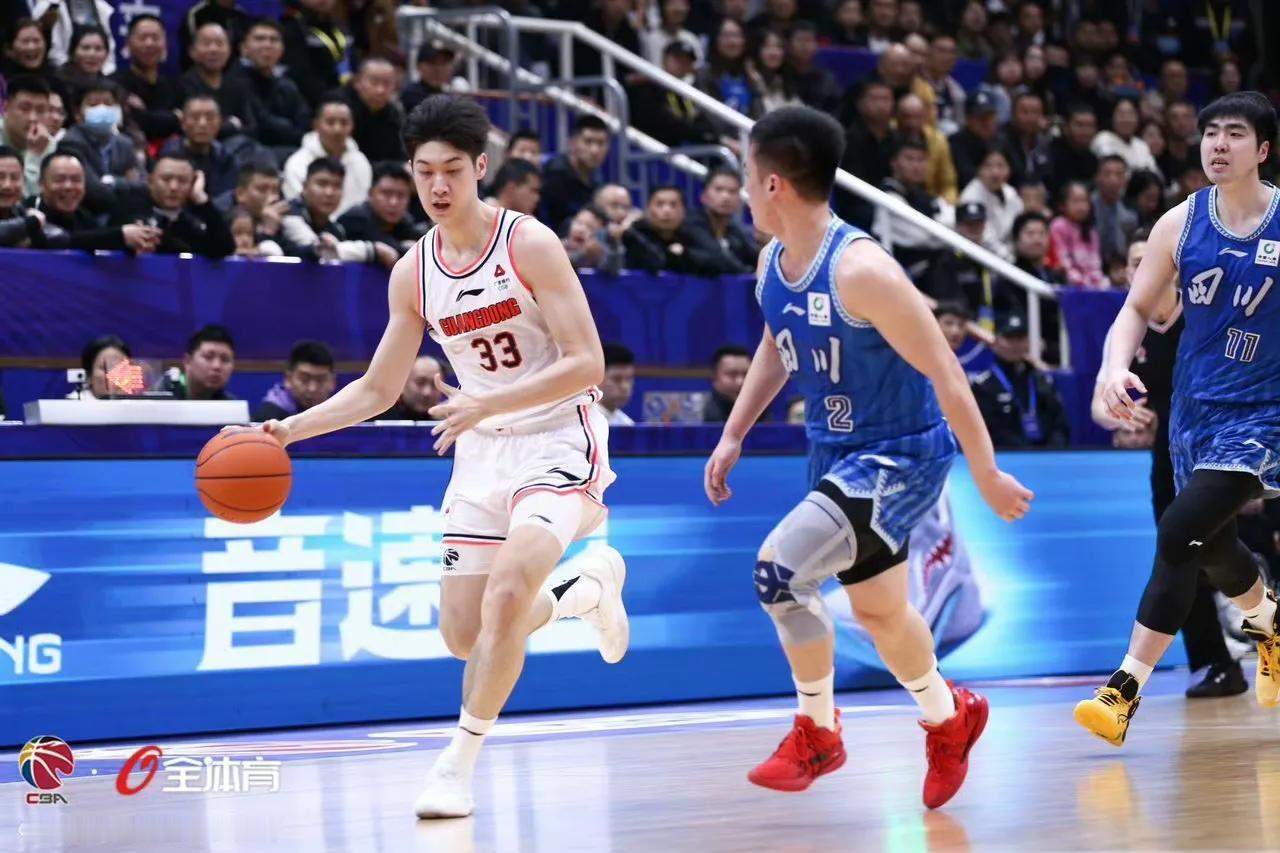 广东大胜四川！宏远18岁小将19分+5记三分球！
05年出生的广东宏远小将，18