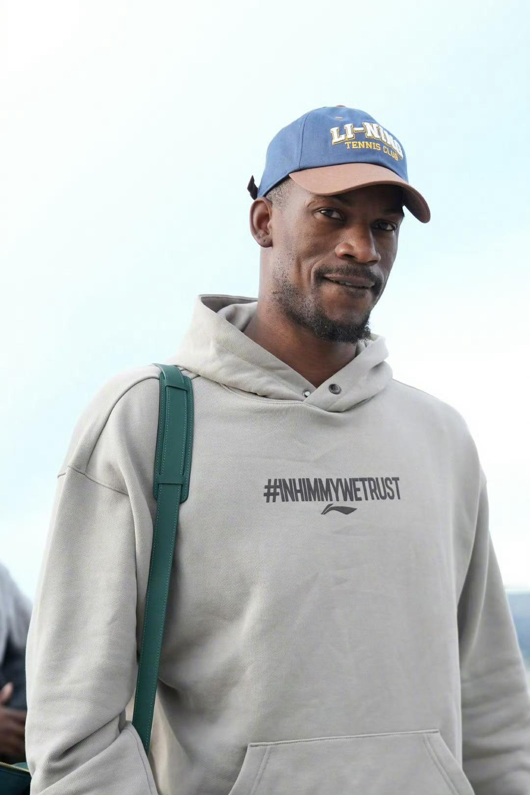 明天别打了吉米，我是不希望他打的，一个臀部伤势，一个上一场受伤的左膝盖，年纪大了