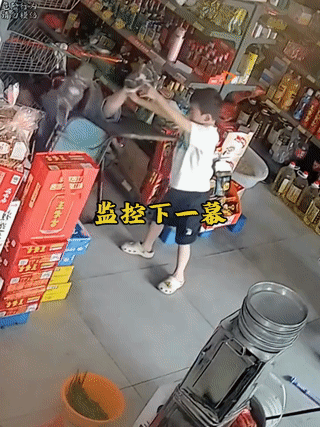 超市里，小男孩突然将女子的一条腿高高抬起？
导致坐在躺椅上的女子连人带椅子一起翻