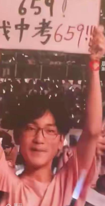 这位学生宝宝要火了，中考 659 分，去李荣浩演唱会听歌，自己做了个大牌子上面写