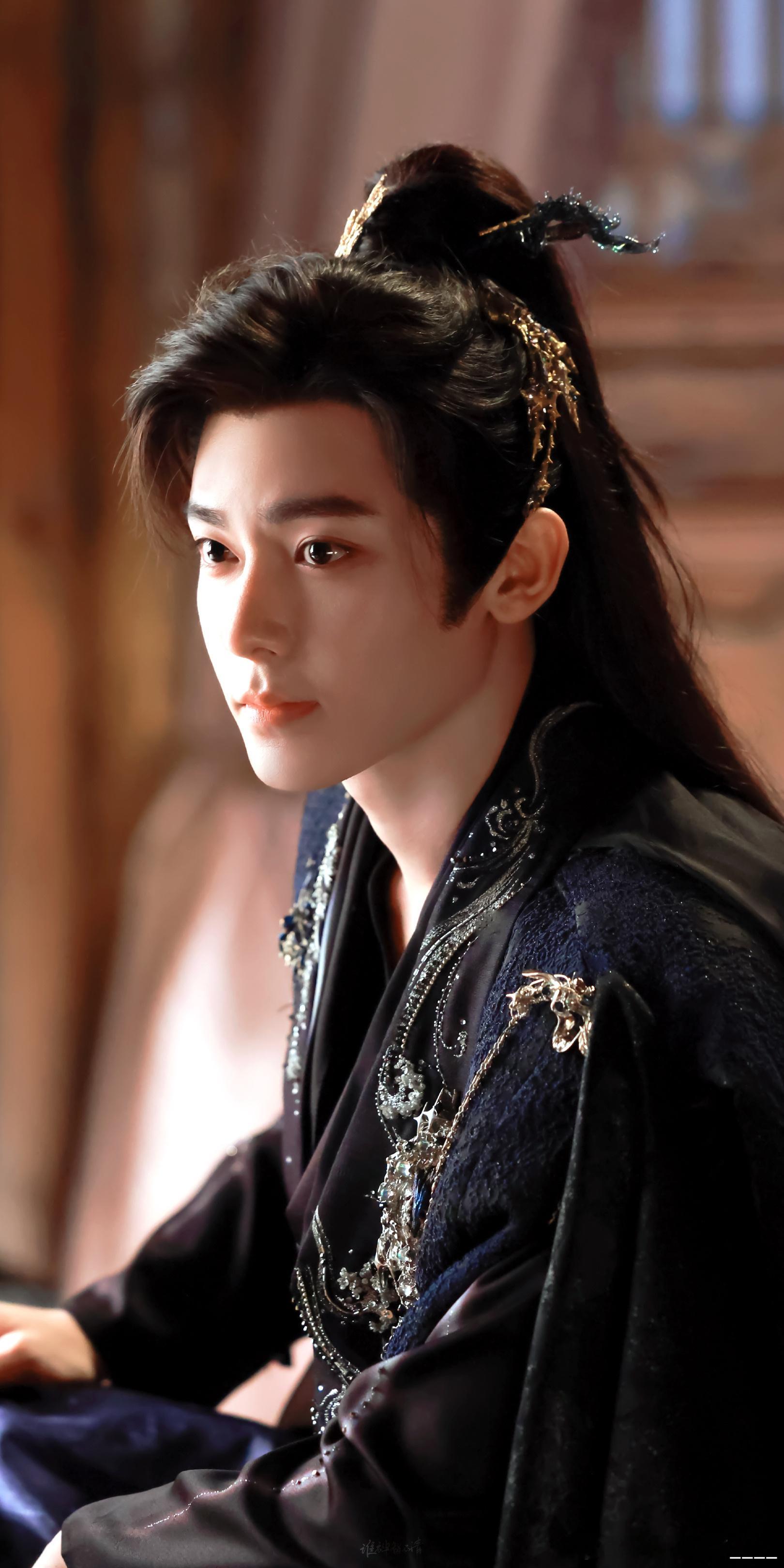 侯明昊四部作品入围微博视界大会 侯明昊不止是小生，四部作品都入围微博视界大会！?