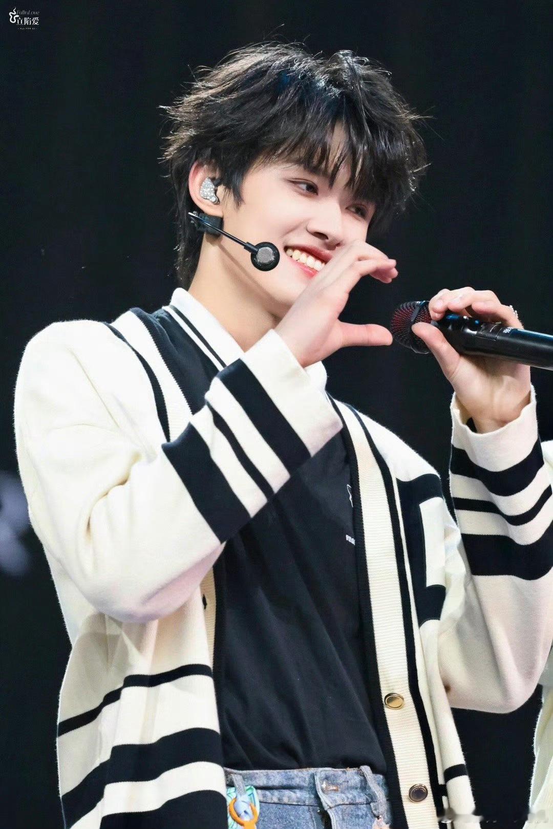 张极野心家舞台 他在这首歌里的演唱完全超出预期，气息控制得很好，高音不费力，中低