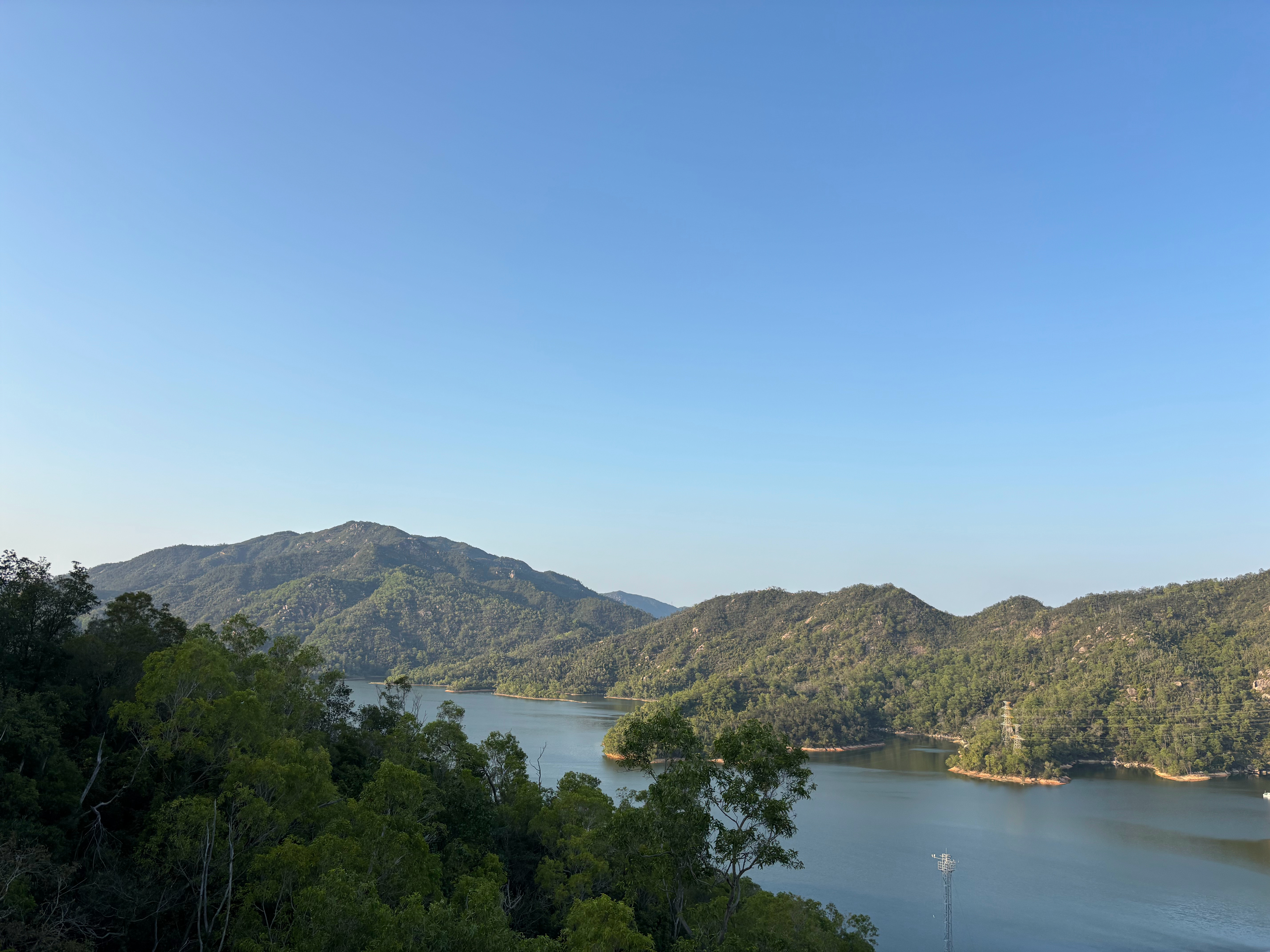 今天又跟朋友去爬山了，这次她带了她儿子，一个刚上初一的小伙子。每次我跟朋友两个人