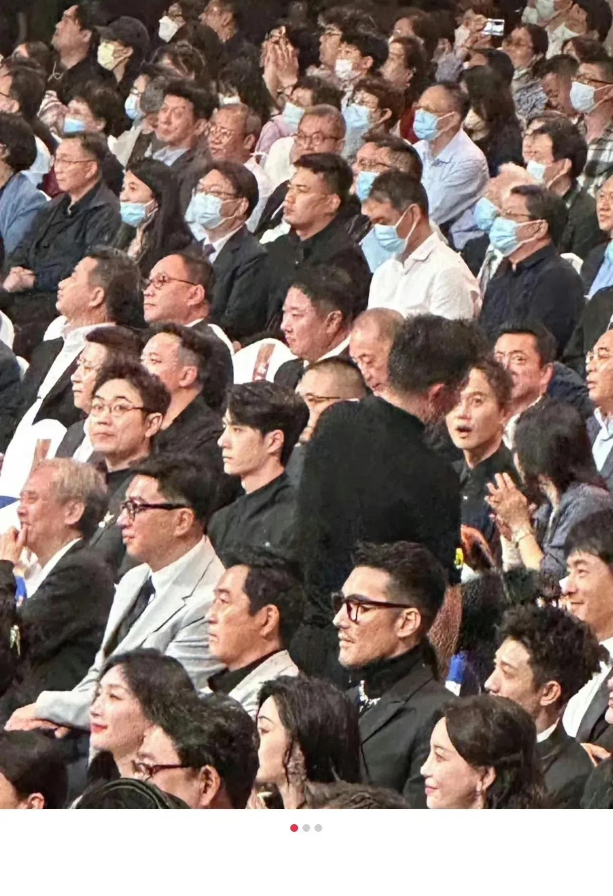 你第一眼看到的是谁？肖战，王一博，还是胡兵？话说，这个五官，这个侧脸线条，真的是