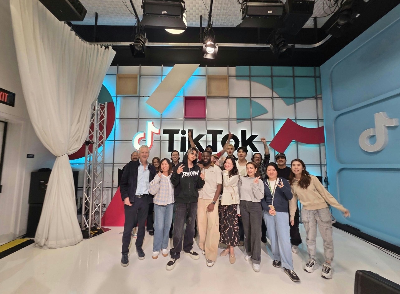 蔡徐坤直播  cxk 蔡徐坤新专辑KUN 蔡徐坤跟Tiktok工作人员合照