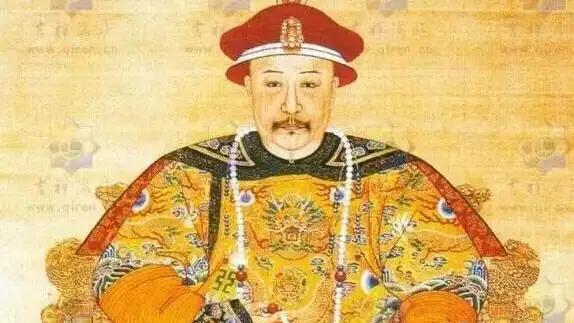 嘉庆四年，乾隆驾崩。尸骨未寒，嘉庆就对和珅动手了。速度快得超出所有人预料，一条白