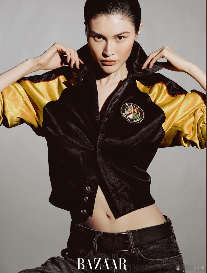 何穗攒了一年的pose用上了她不仅仅是模特，更是时尚的代言人。何穗用自己的方式诠