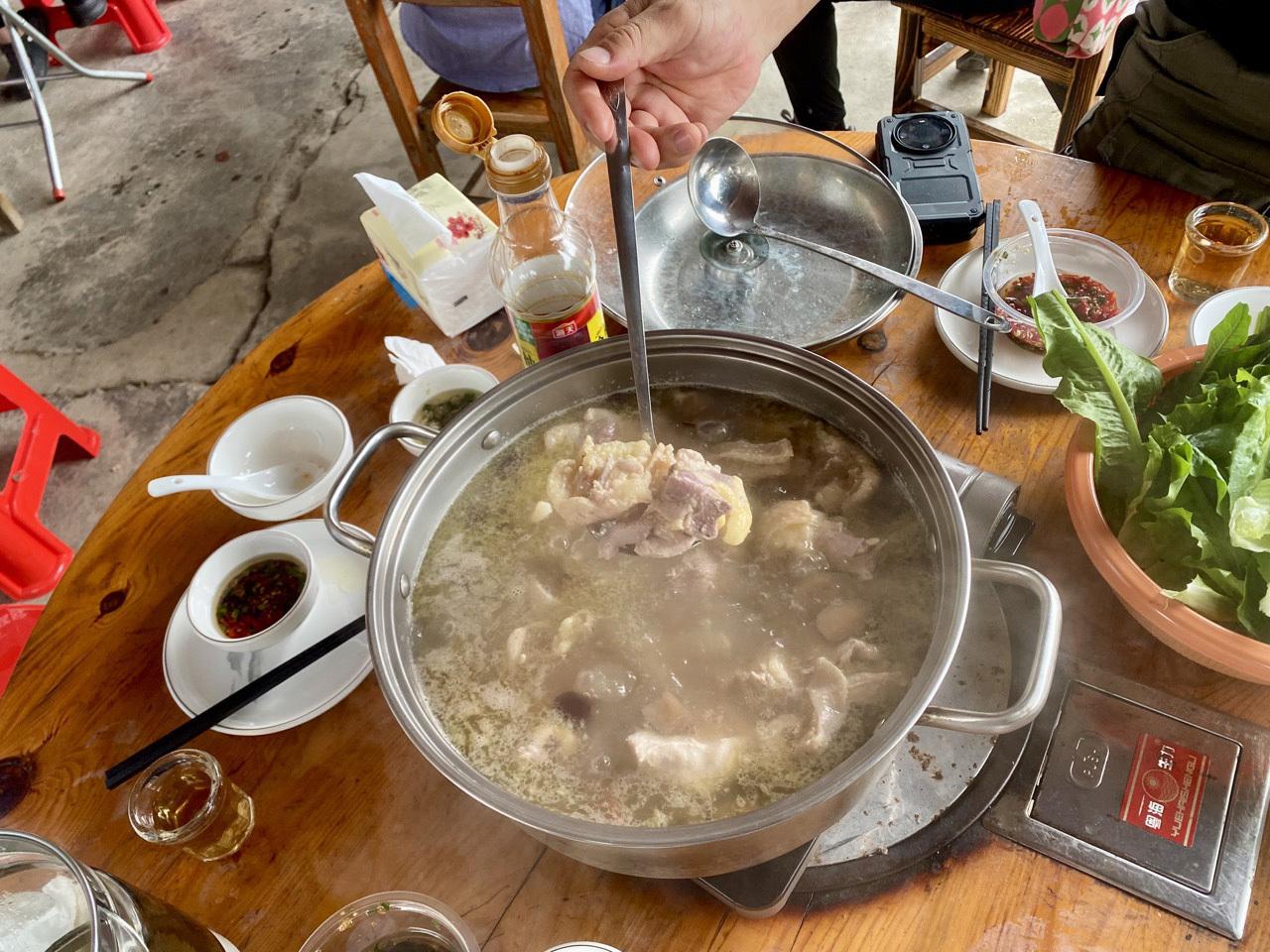 莫氏鸡煲、淄博烧烤、鸡排哥爆火背后：吃的不是美食，是情绪

近日，一则“莫氏鸡煲