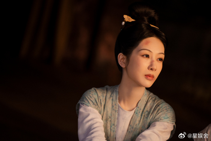 何惟芳总能在幽暗中开出花来  何惟芳重获新生 何惟芳以非凡的勇气面对黑暗，在幽暗