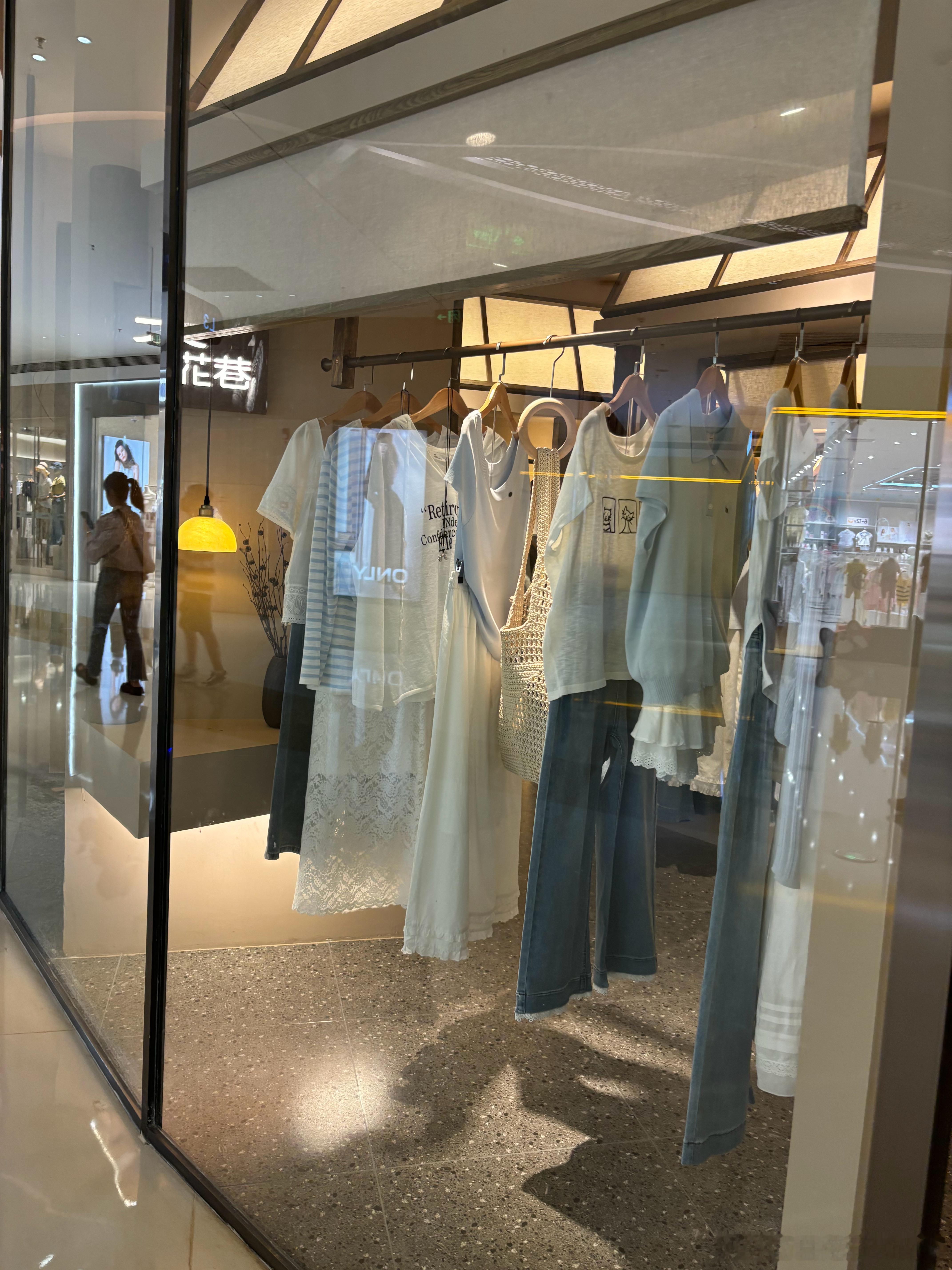 带两娃逛商场，小宝每一家店都想进去看一看，我家大宝说：“妹妹，你不要每一家店都进