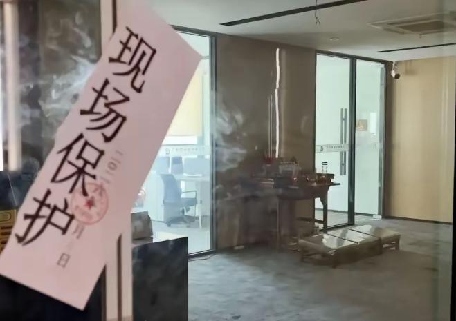 广州这家律所被查封，真算是给所有人敲了一记响警钟。

一共就九个执业律师，却配了