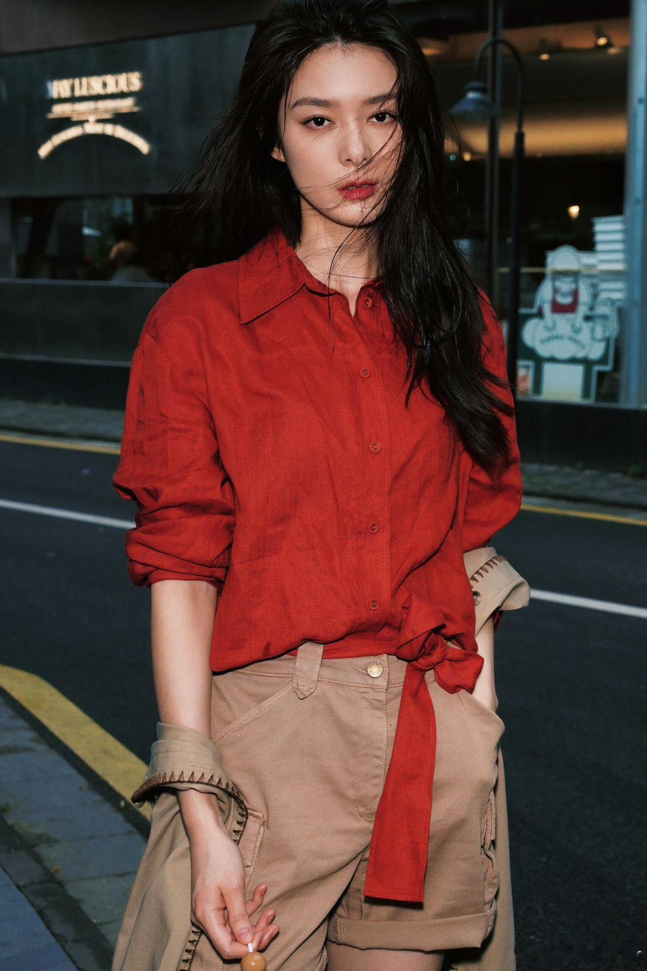 傅菁收一下你的alpha信息素😘四美同台风格各异，傅菁墨色古装英气逼人，利落造